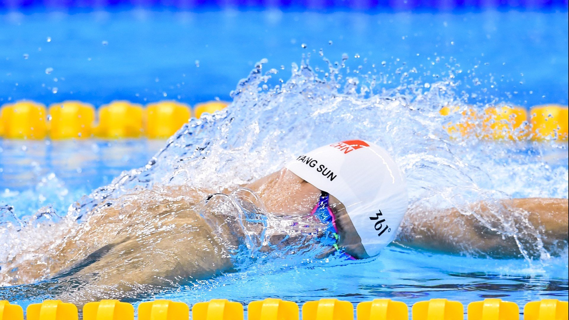 比赛局势复杂引发热议！，莱万多夫斯基在巴塞罗那比赛中表现优异全场沸腾不已