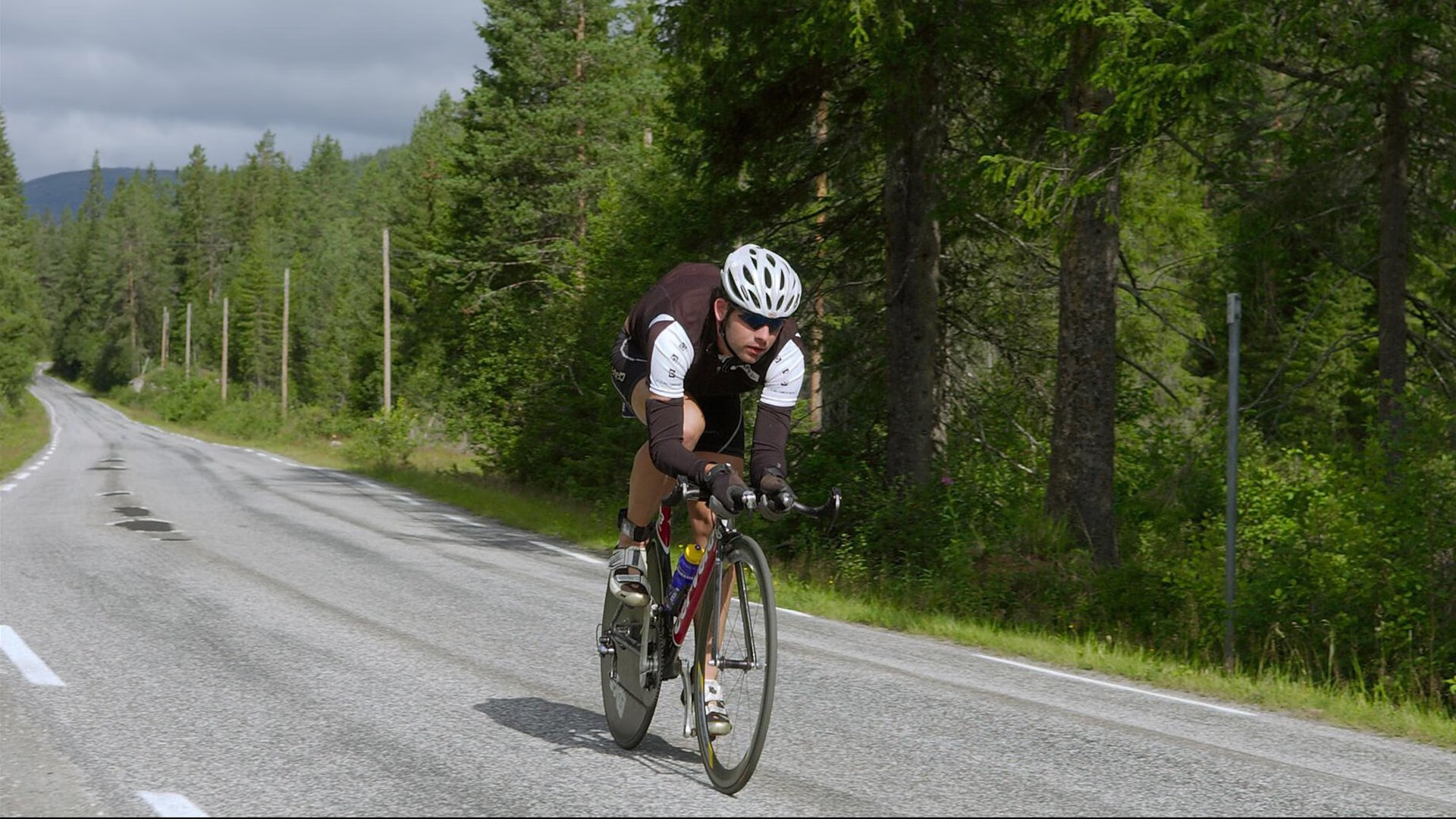 比赛局势复杂引发热议！，莱万多夫斯基在巴塞罗那比赛中表现优异全场沸腾不已